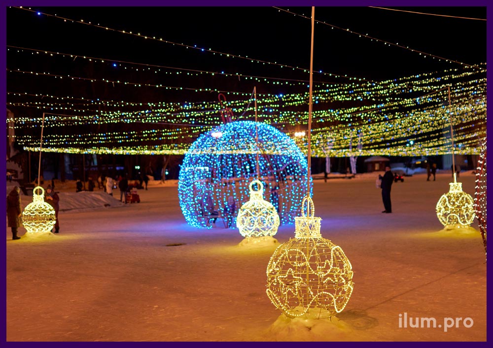 Новогодние декорации с уличными гирляндами тёпло-белого цвета для украшения Великого Новгорода