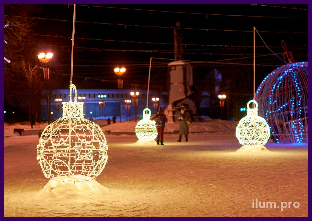 Светящиеся декорации с гирляндами на Новый год, украшение города Великий Новгород ёлочными игрушками