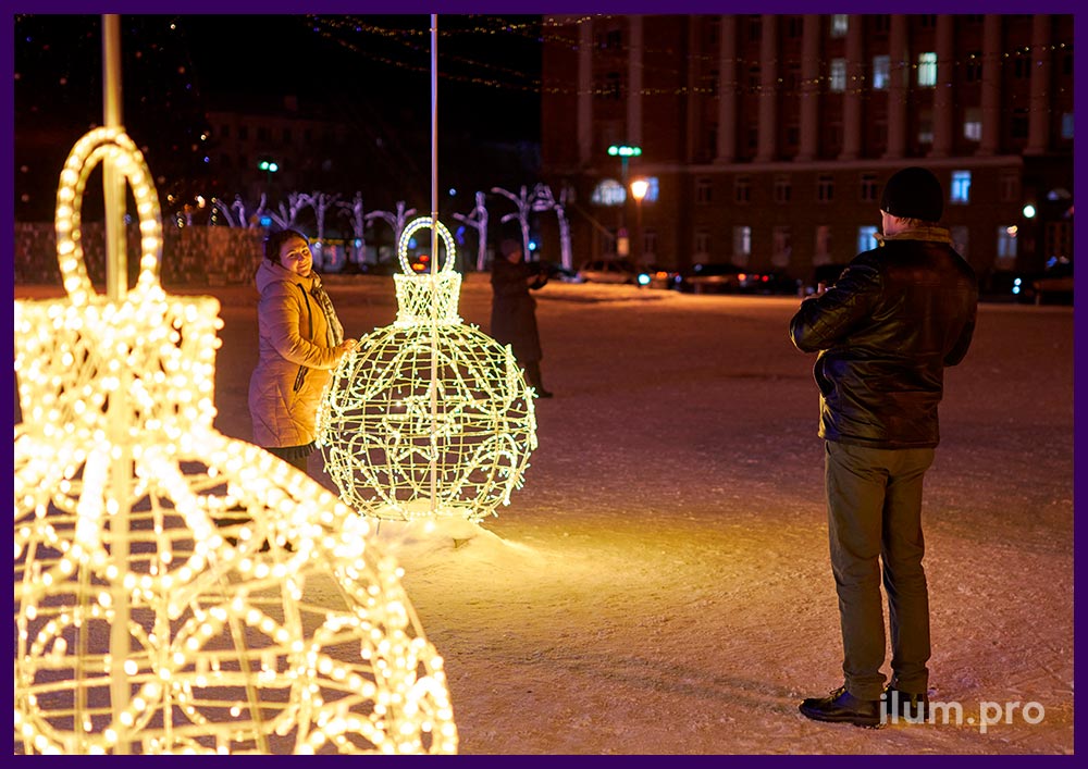 Фотозона в Великом Новгороде на новогодние праздники, шары в форме ёлочных игрушек с подсветкой