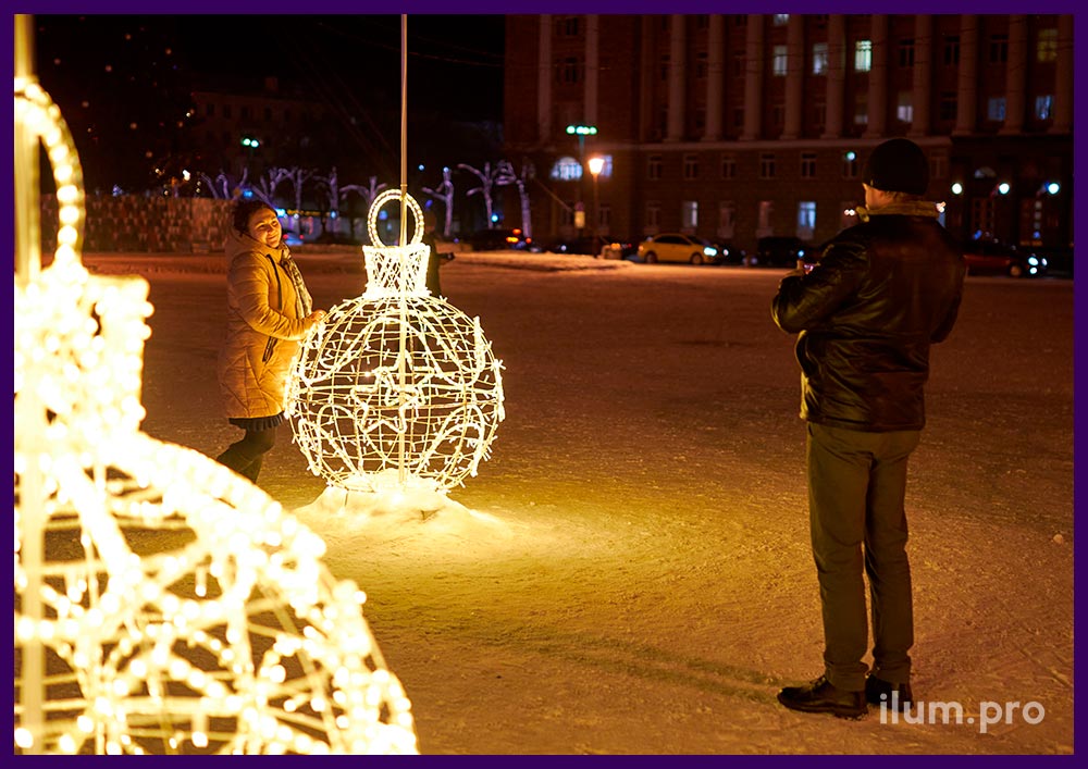 Фотозона новогодняя в Великом Новгороде, светящиеся ёлочные игрушки на площади