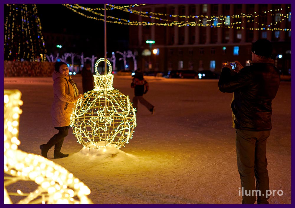 Новогодняя иллюминация в Великом Новгороде, украшение площади световыми ёлочными игрушками из гирлянд