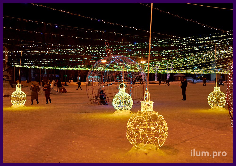 Тёпло-белые светодиодные шары с гирляндами и дюралайтом на площади Великого Новгорода на праздники