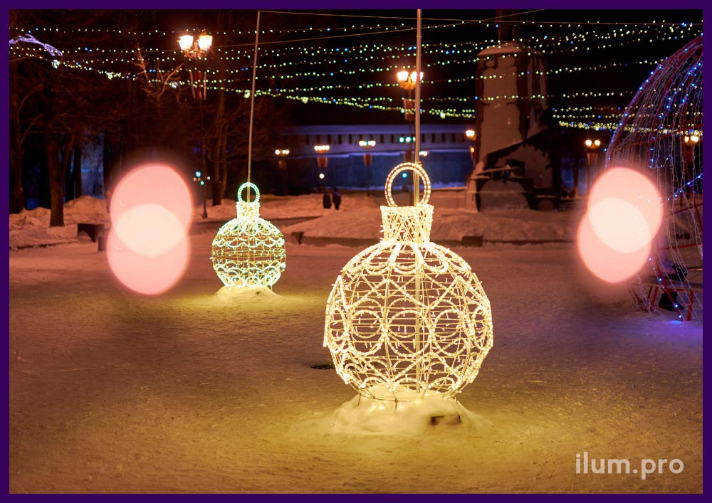 Новогоднее украшение площади в Великом Новгороде светодиодной фотозоной в форме ёлочных игрушек с гирляндами