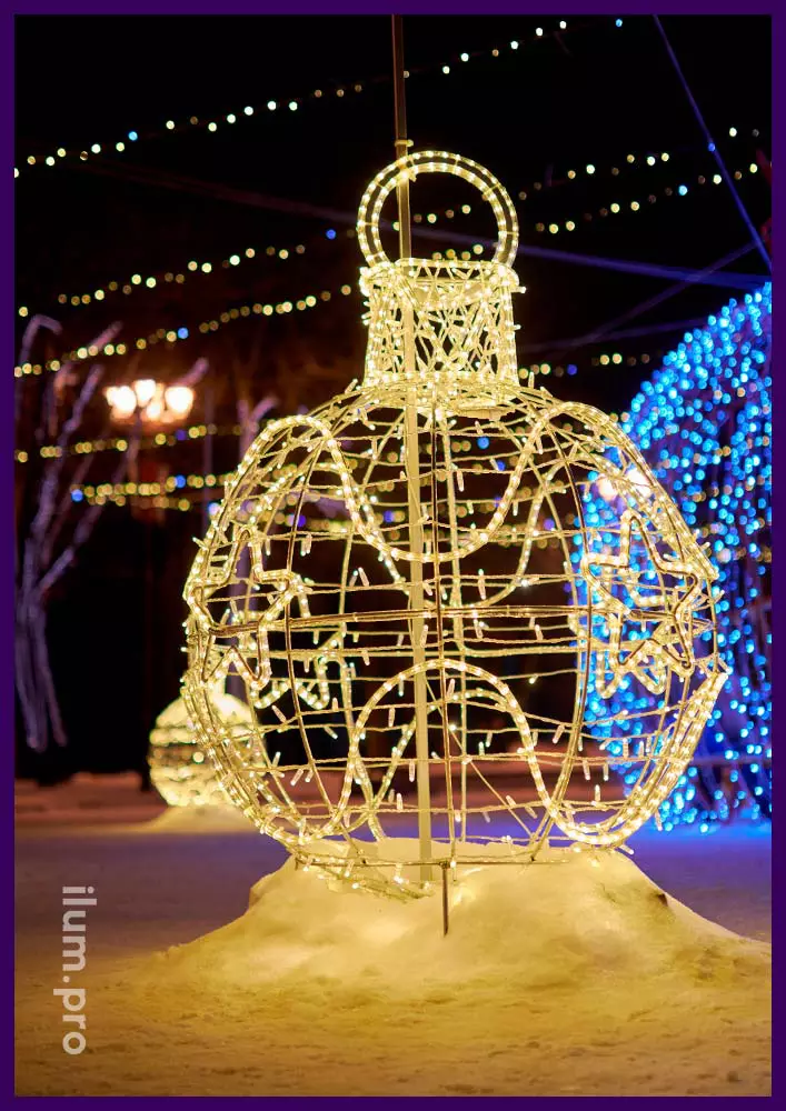 Шары светящиеся в форме ёлочных игрушек из гирлянд в Великом Новгороде