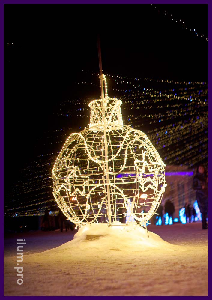 Новогодний шар с гирляндами тёпло-белого цвета, уличная иллюминация в Великом Новгороде