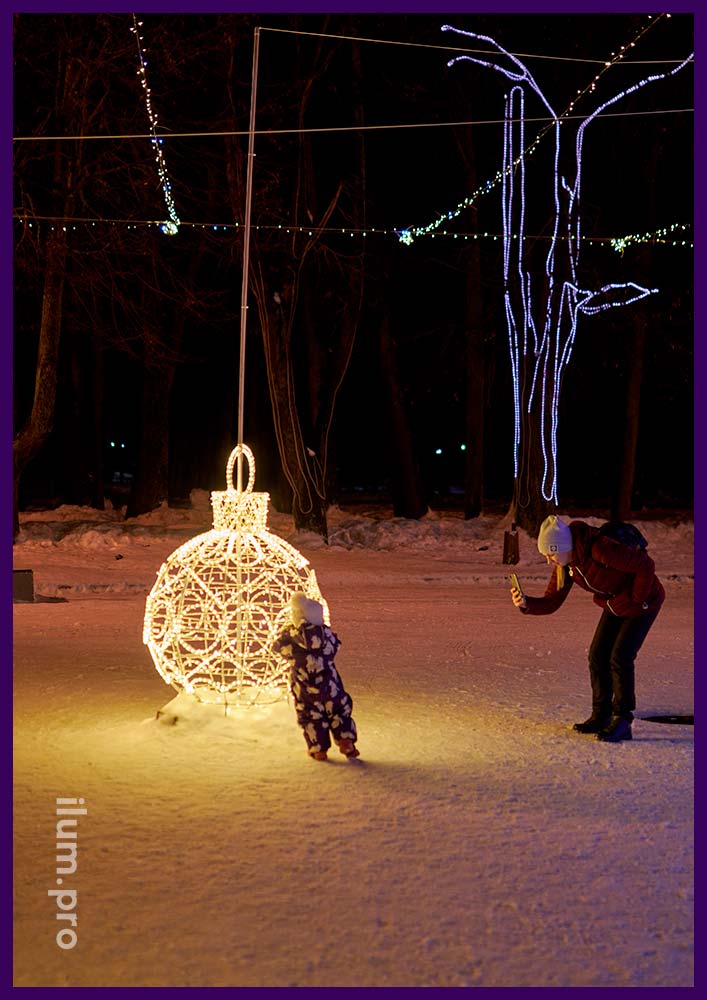 Новогоднее украшение Великого Новгорода светодиодными декорациями с гирляндами тёплых тонов