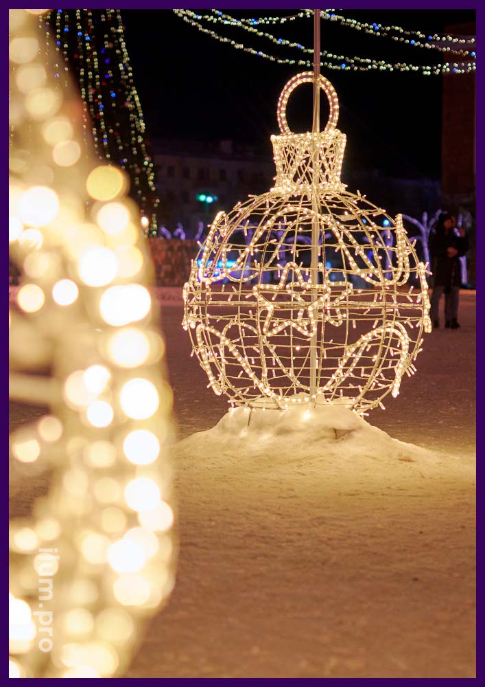 Новогоднее украшение города в Новгородской области светодиодными шарами с гирляндами