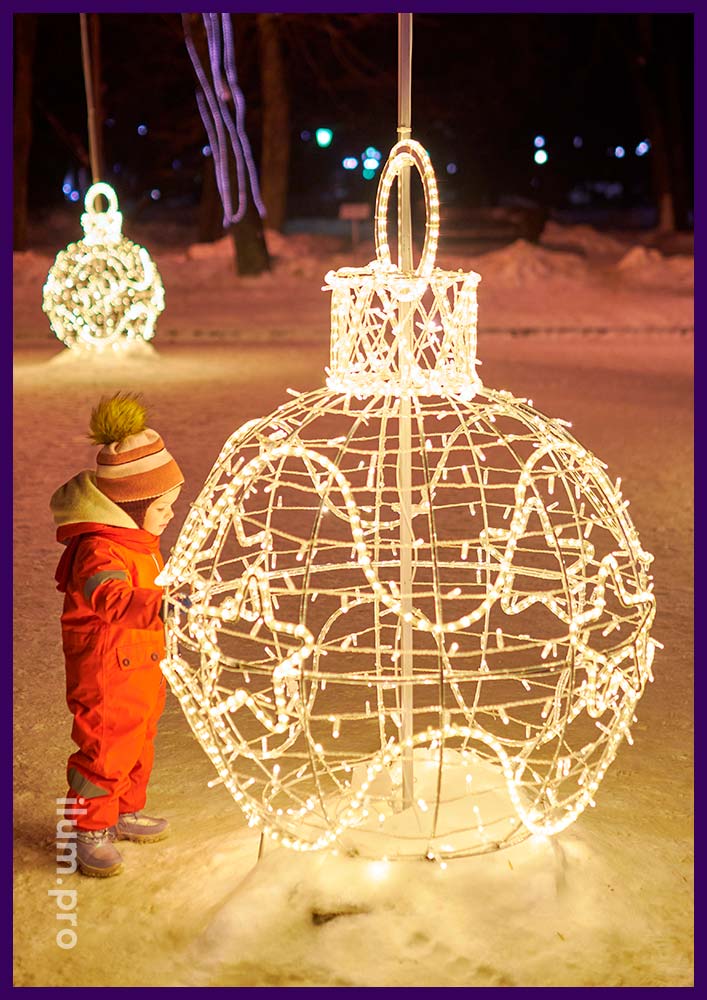 Шар тёпло-белый светящийся с каркасом из алюминиевого профиля и уличными гирляндами в Великом Новгороде