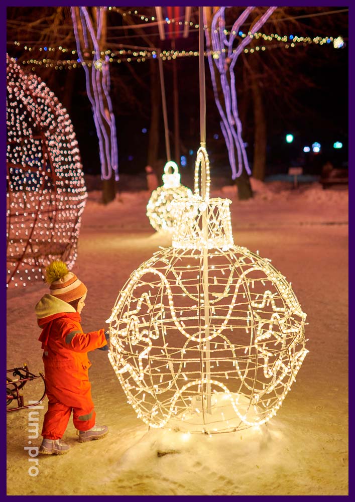 Новогоднее украшение Великого Новгорода шарами в форме ёлочных игрушек из гирлянд и алюминиевого профиля