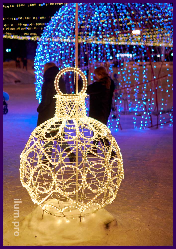 Шар с подсветкой уличными гирляндами на каркасе из алюминиевого сплава в Великом Новгороде