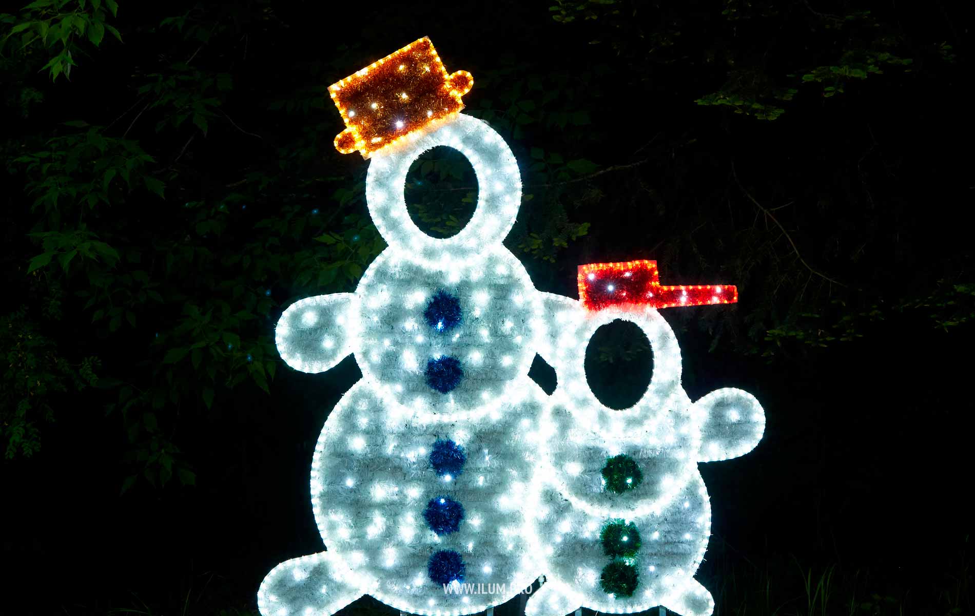 Светящаяся фотозона на Новый год в форме снеговиков с отверстиями для лиц