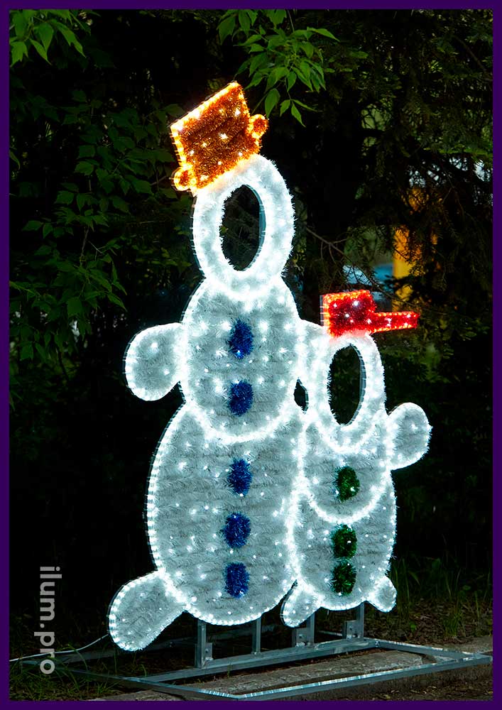 Снеговики с мишурой и гирляндами - тантамареска на Новый год для парка