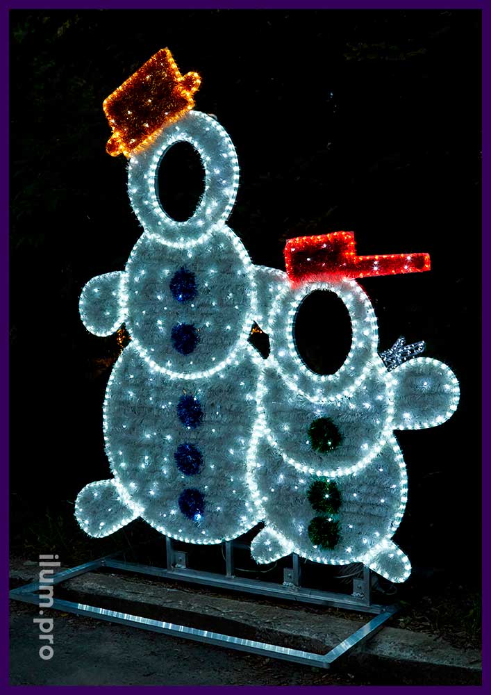 Блестящие тантамарески с подсветкой в форме снеговиков с гирляндами и мишурой в парке