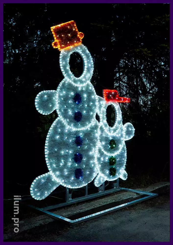 Новогоднее украшение парка световыми фигурами в форме снеговиков с гирляндами
