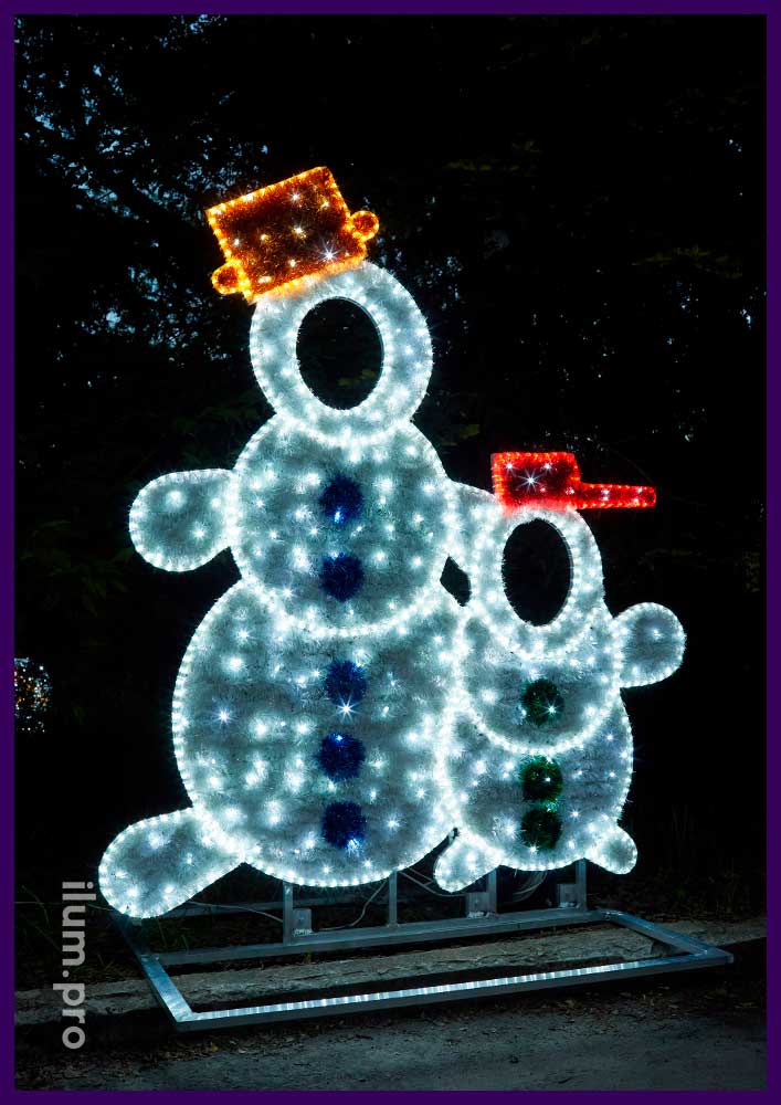 Плоские светодиодные фигуры снеговиков из мишуры и иллюминации с отверстиями для головы