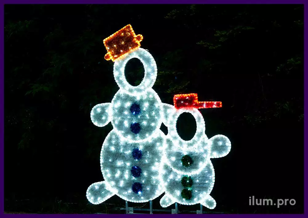 Фотозона для улицы в форме светящихся снеговиков с отверстиями для лиц