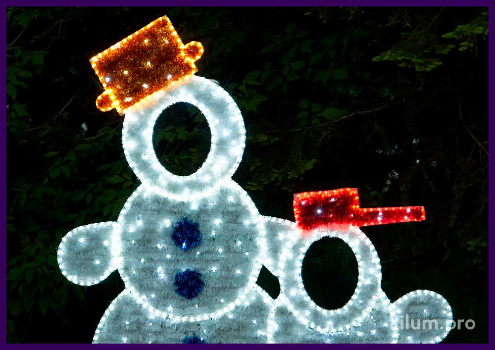 Фотозона в парке - тантамареска в форме светящихся снеговиков с мишурой и иллюминацией