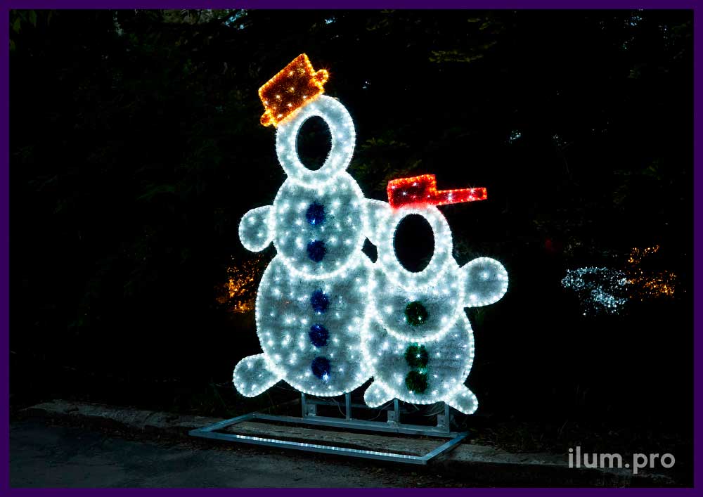 Светящаяся тантамареска в форме двух снеговиков с мишурой и гирляндами