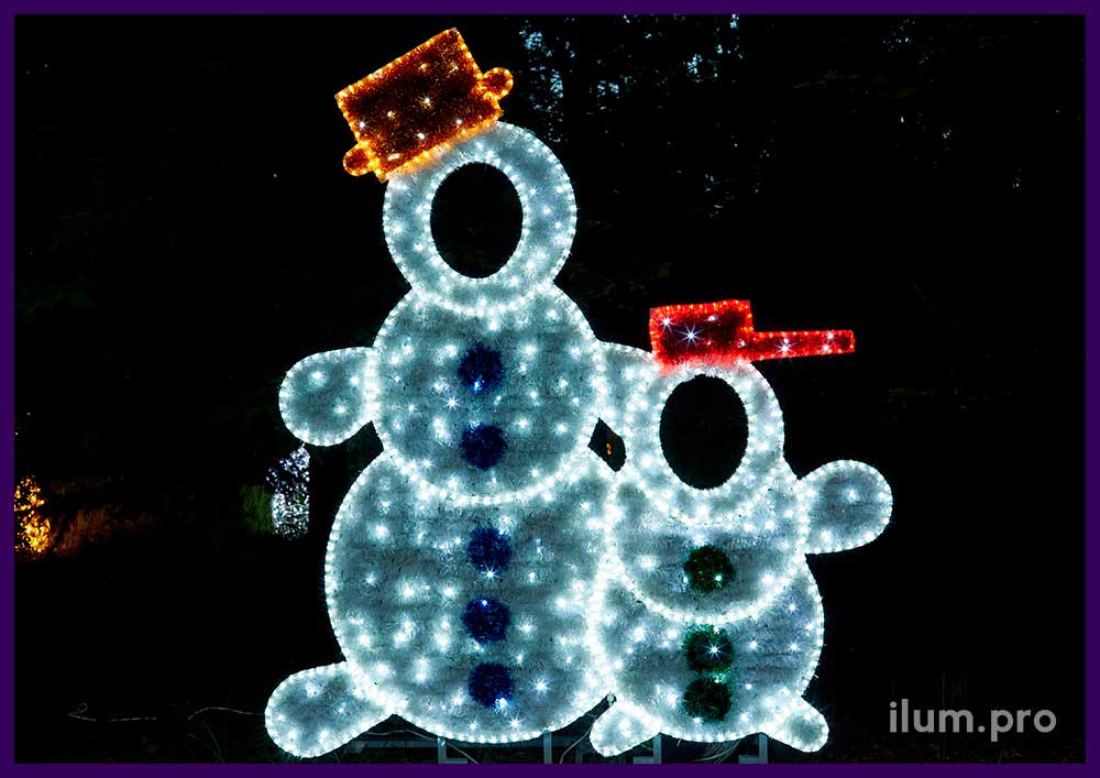 Новогодняя фотозона в форме снеговика с отверстиями для лица и иллюминацией