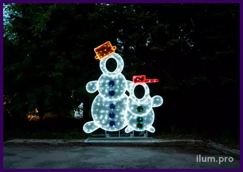 Фотозона в форме светящихся снеговиков для городских парков на Новый год