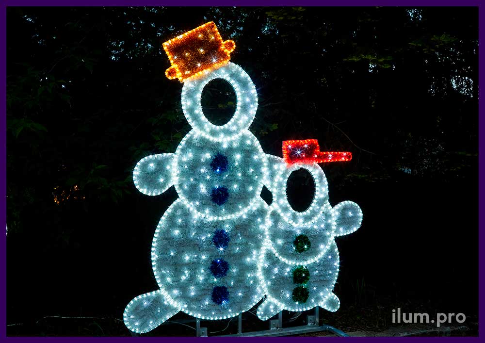 Светодиодная фотозона с гирляндами и мишурой в форме двух снеговиков в парке