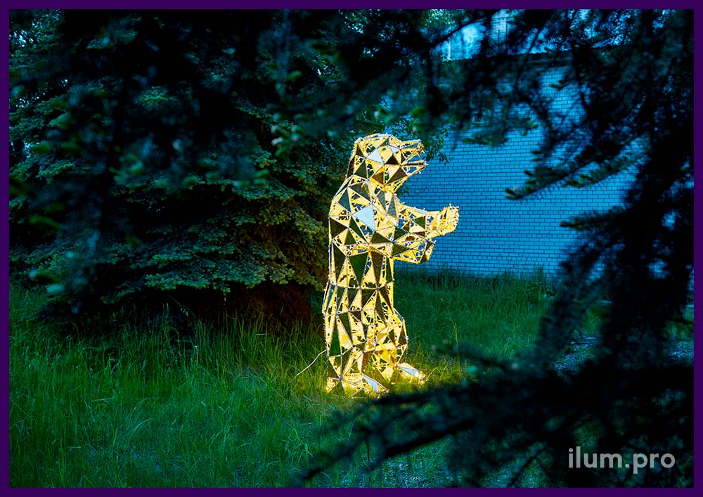 Полигональный медведь на задних лапах - металлическая фотозона с подсветкой гирляндами