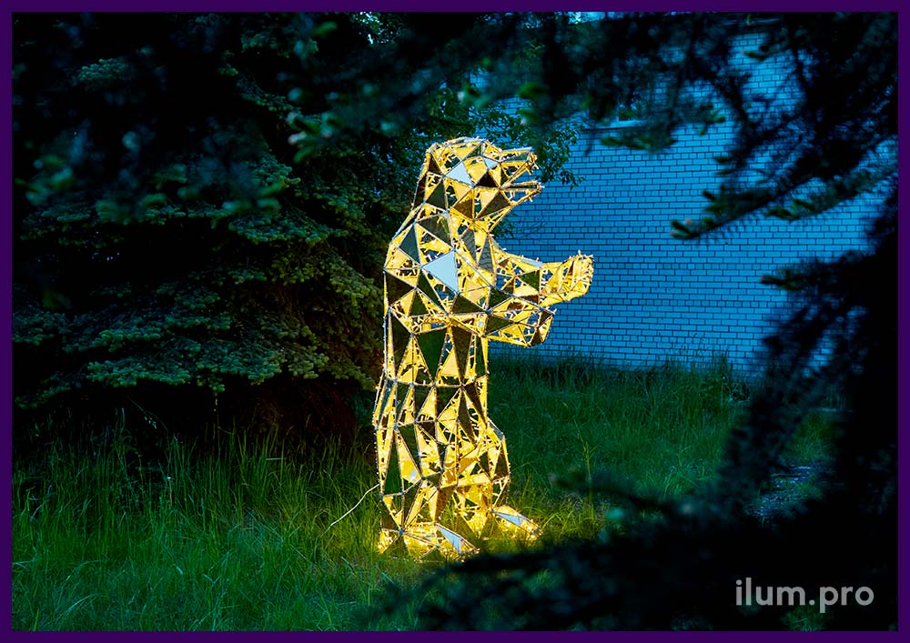 Фигура полигонального медведя из алюминия и гирлянд, декор зеркальным композитом