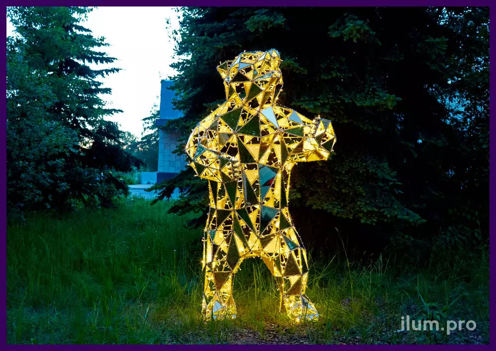 Полигональная скульптура золотого медведя, стоящего на задних лапах с иллюминацией