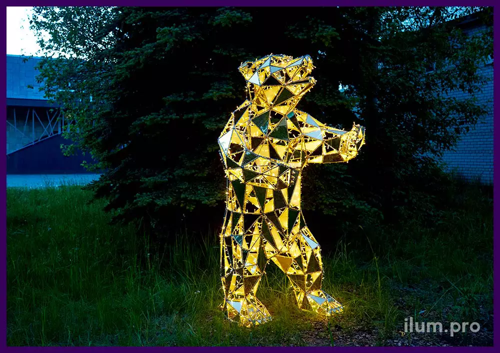 Декоративная скульптура полигонального медведя золотого цвета с гирляндами и АКП
