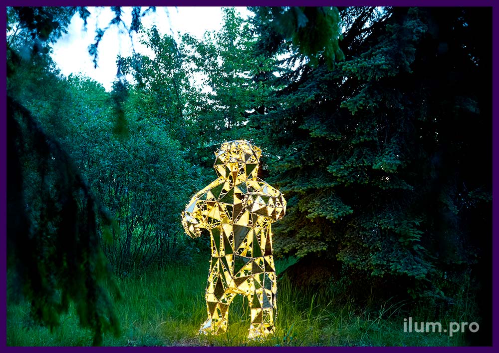 Золотой медведь с подсветкой гирляндами - металлический арт-объект в полигональном стиле