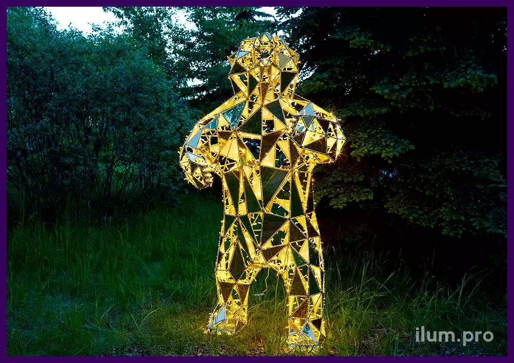 Медведь, стоящий на задних лапах - уличная полигональная скульптура с встроенной подсветкой