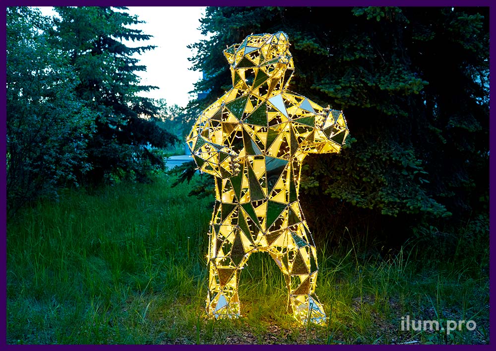 Медведь гризли - полигональный арт-объект из металлического каркаса и золотого композита с гирляндами
