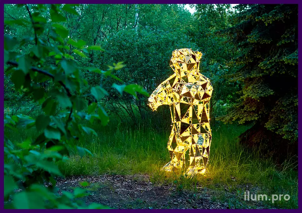 Зеркальный полигональный медведь с иллюминацией - необычный арт-объект для благоустройства территории ЖК