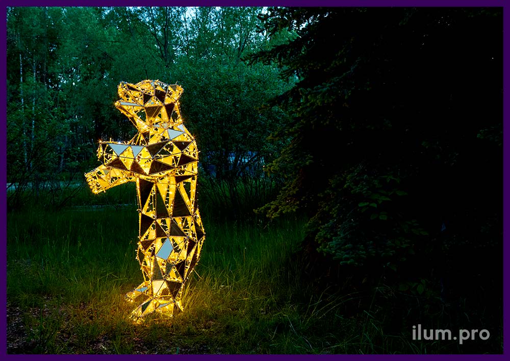 Гризли - металлическая полигональная скульптура медведя с подсветкой, стоящего на задних лапах