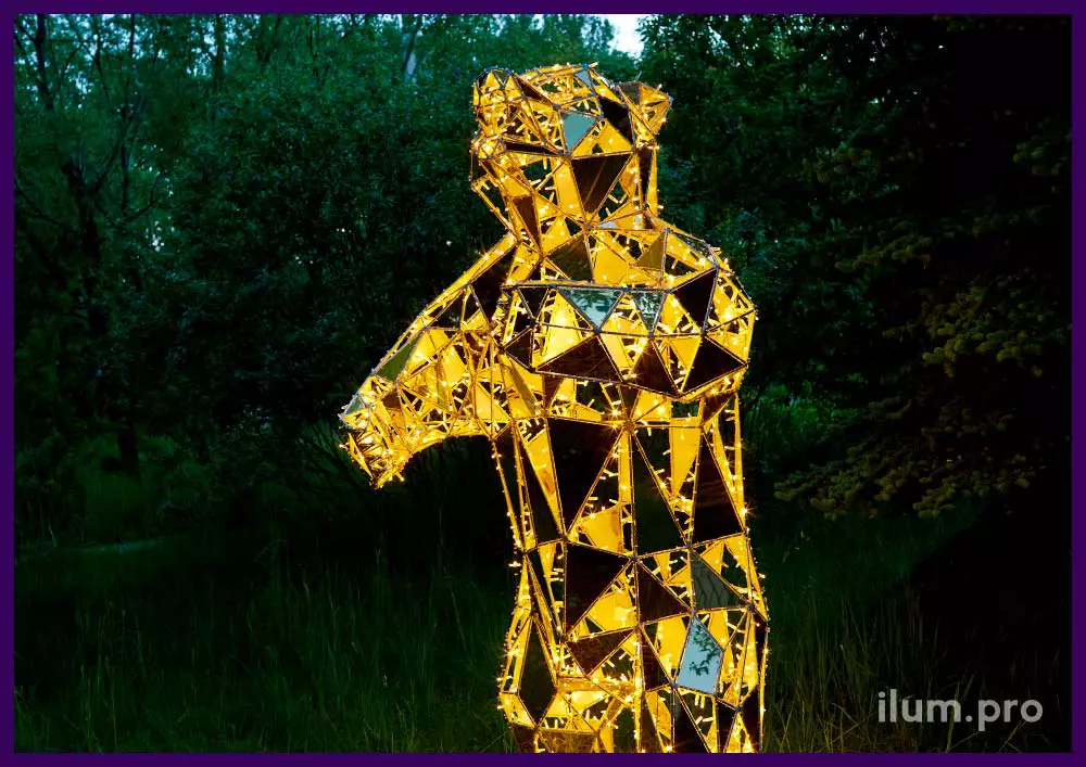 Золотой полигональный медведь из металла и зеркальных граней с встроенной подсветкой