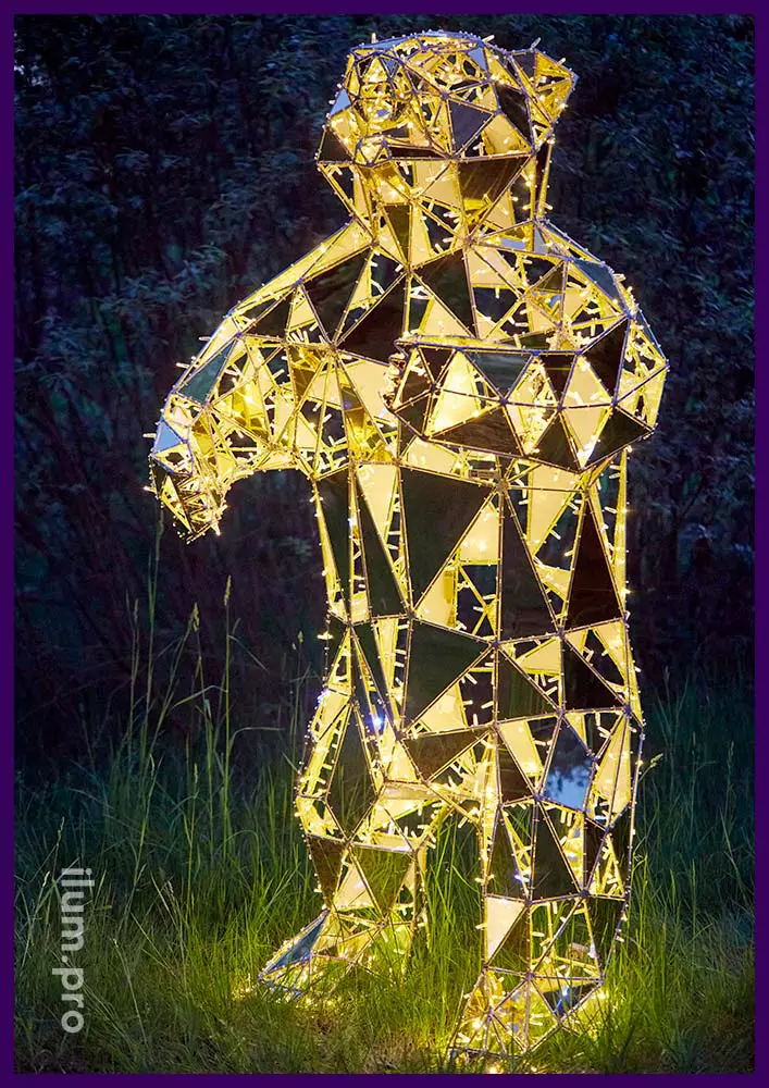 Большая полигональная фигура золотого медведя с подсветкой гирляндами для улицы