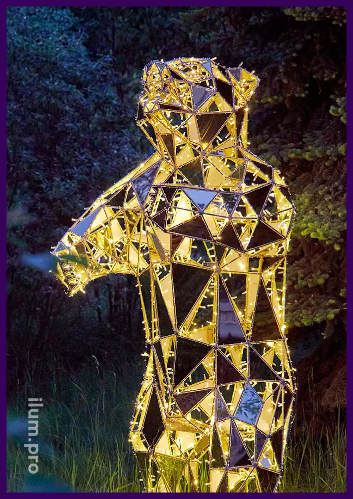 Скульптура медведя полигональная, металлическая, с встроенной подсветкой уличными гирляндами
