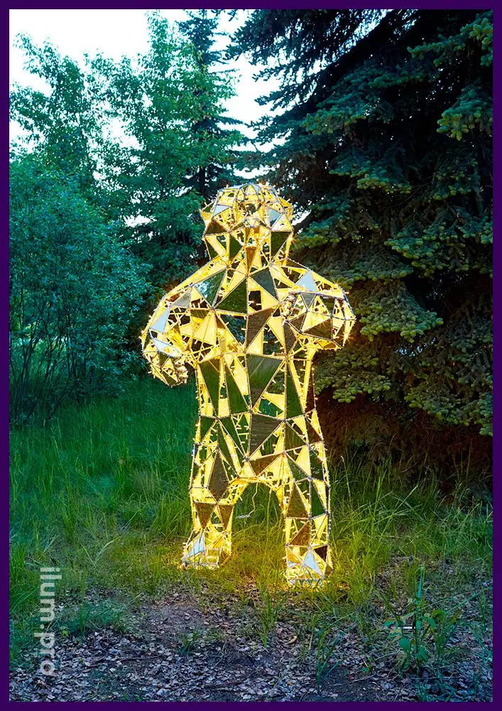 Украшение территории парка светящимся полигональным медведем с золотыми гранями