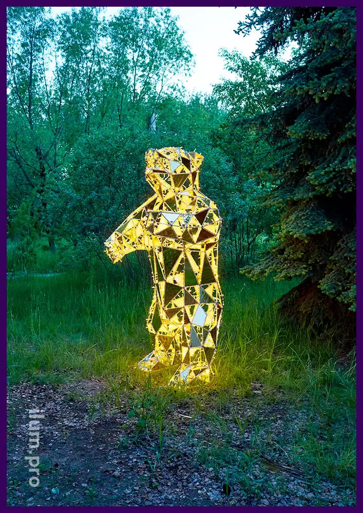 Полигональный медведь с металлическим каркасом, золотыми гранями и встроенной подсветкой иллюминацией