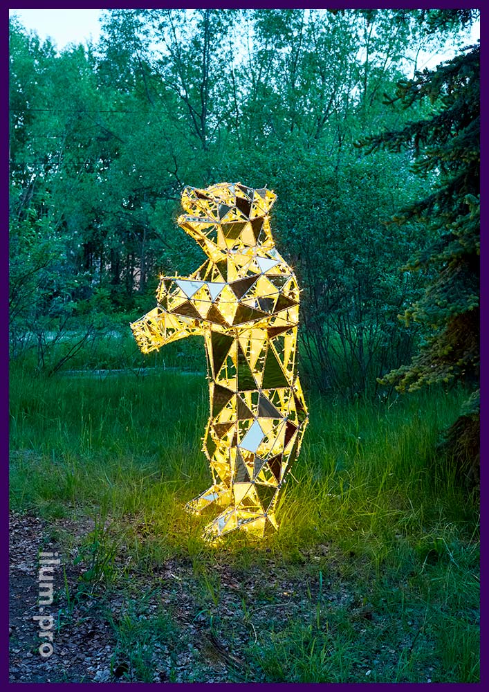 Золотой полигональный медведь высотой 2,5 метра, каркас из алюминия, гирлянды тёпло-белого цвета