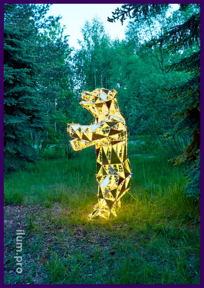Медведь на задних лапах - полигональная скульптура из металла и зеркального композита