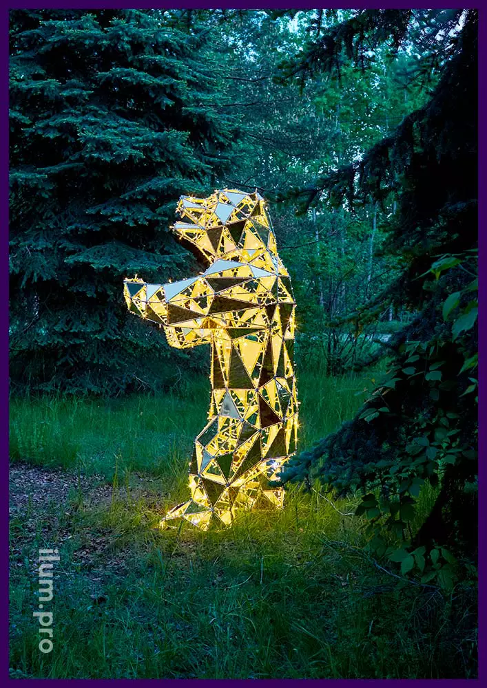 Скульптура полигональная металлическая золотого цвета с тёпло-белыми гирляндами в форме медведя гризли