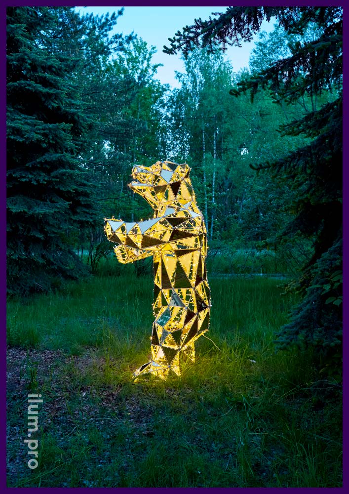 Медведь гризли, стоящий на задних лапах - стильная, полигональная скульптура для украшения территории