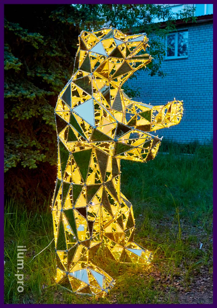 Гризли - полигональная скульптура медведя с гирляндами и золотыми гранями на металлическом каркасе