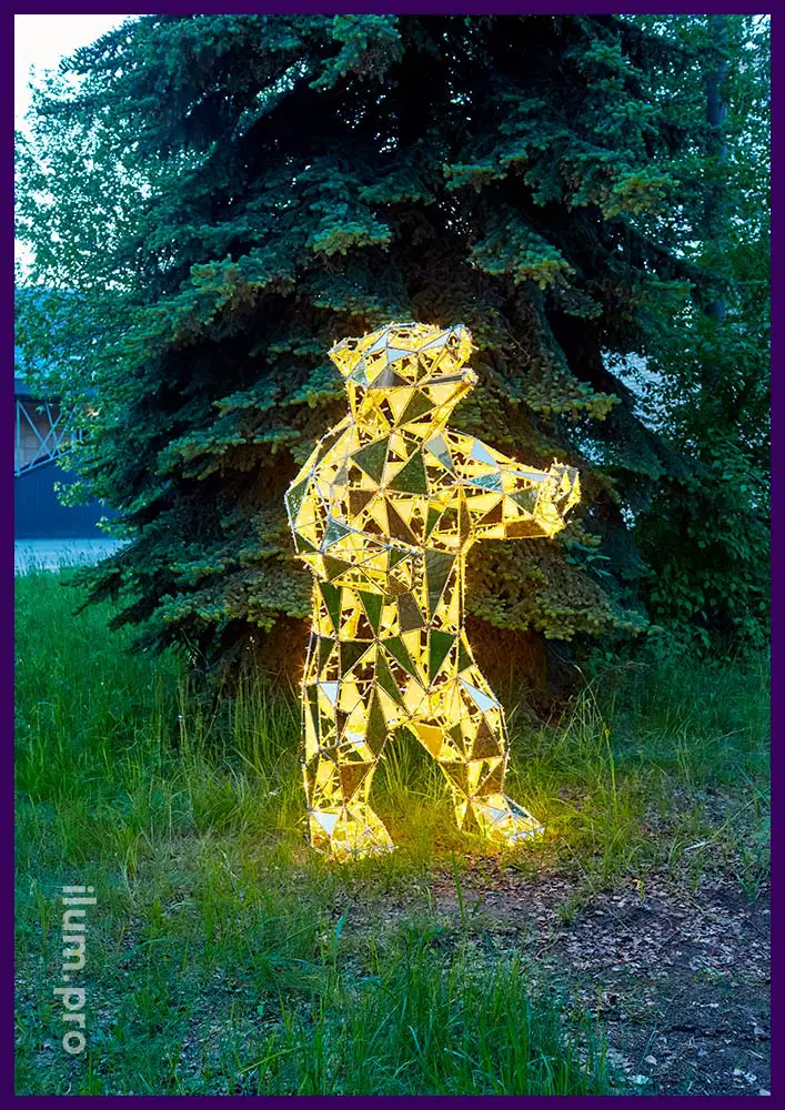 Полигональный медведь из металла с подсветкой гирляндами и золотыми, зеркальными гранями