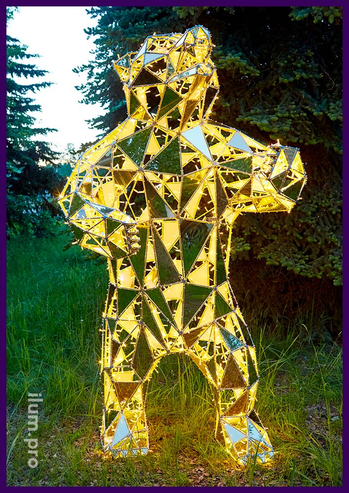 Фигура медведя из гирлянд и алюминиевого каркаса в полигональном стиле с зеркальными гранями