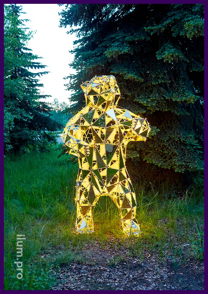 Золотой медведь с композитом и гирляндами - уличная скульптура высотой 2,5 метра