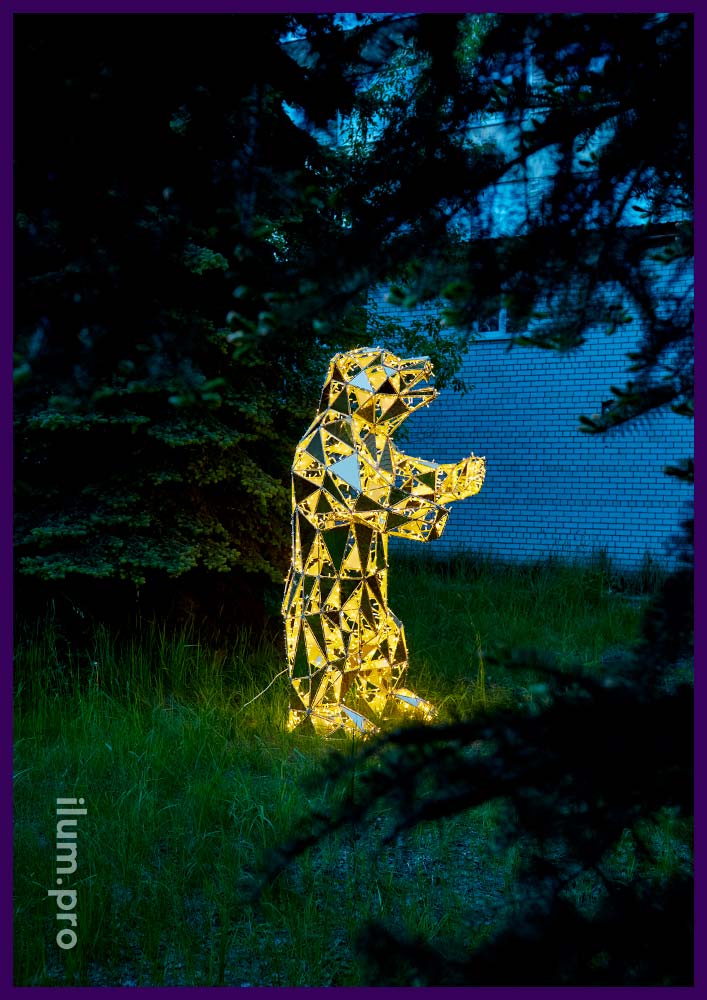Полигональный медведь высотой 2,5 метра - фигура с гирляндами и золотым композитом