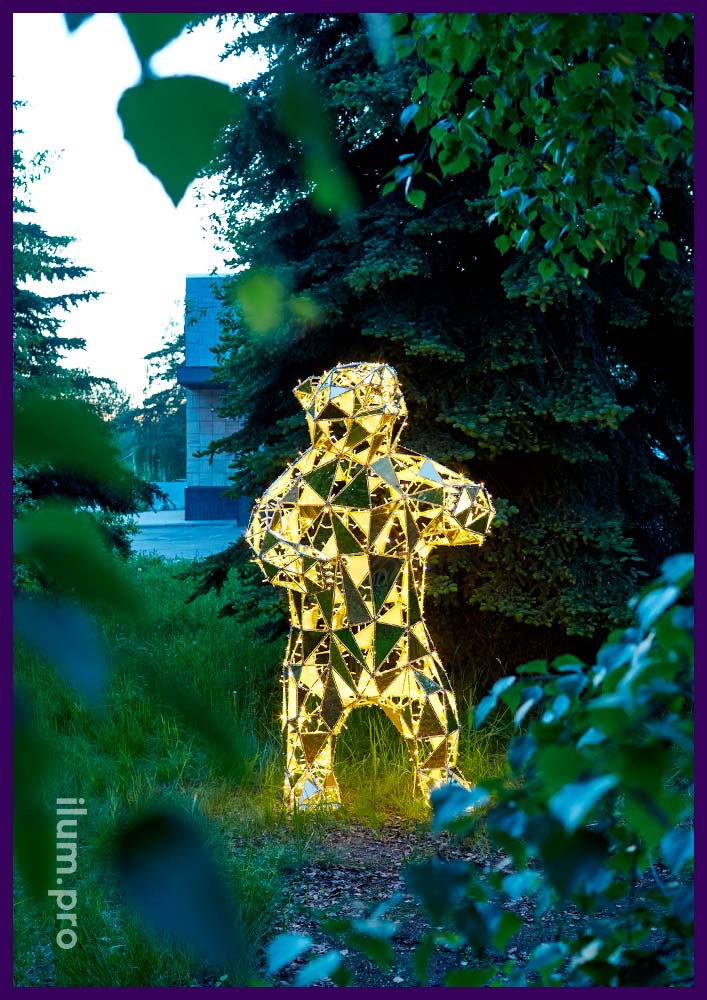 Тёпло-белая полигональная скульптура медведя из металла и светодиодных гирлянд