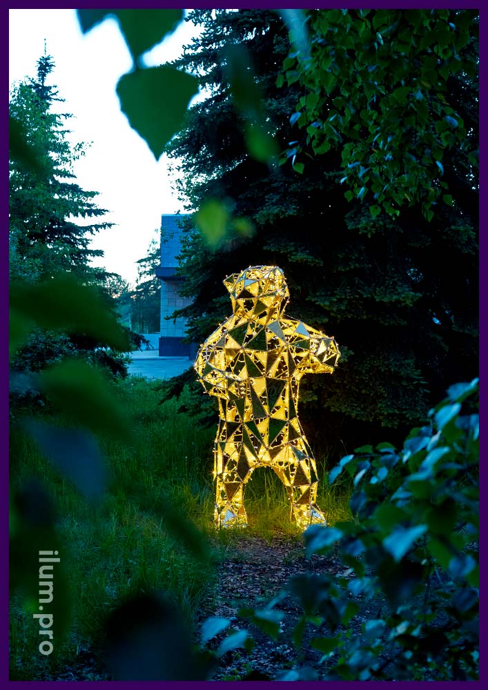 Медведь, стоящий на задних лапах - уличный арт-объект с подсветкой в полигональном стиле